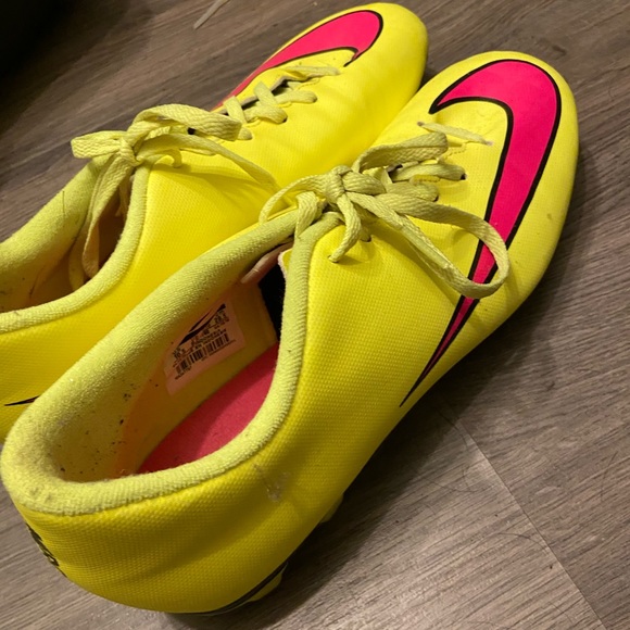 Nike Soccer Cleats - Picture 3 of 3